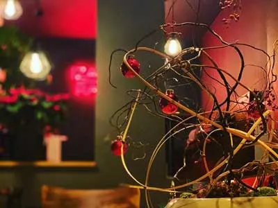 Sitzbereich im Restaurant Buya Ramen mit dunkel abgesetzten Wänden