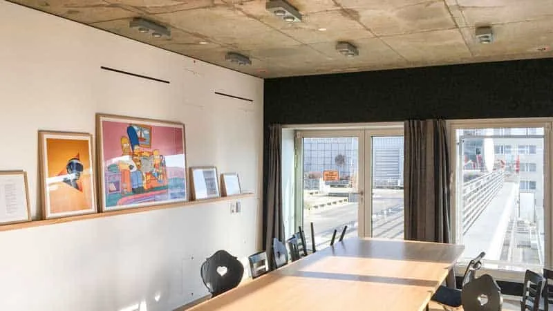 Offener Arbeitsbereich mit frisch gestrichenen Wandflächen