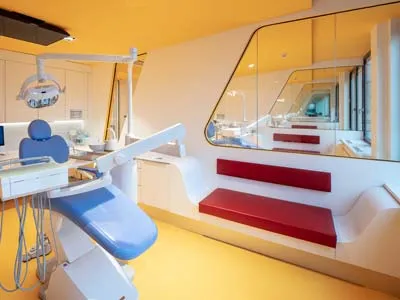 Behandlungszimmer der Kieferorthopädie in der KU64-Praxis am Kurfürstendamm