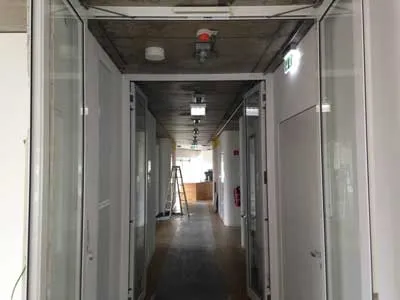 Besprechungsbereich mit farblich abgesetzter Wand