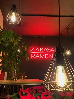 Detail der Wandoberfläche im Gastraum von Buya Ramen Potsdam
