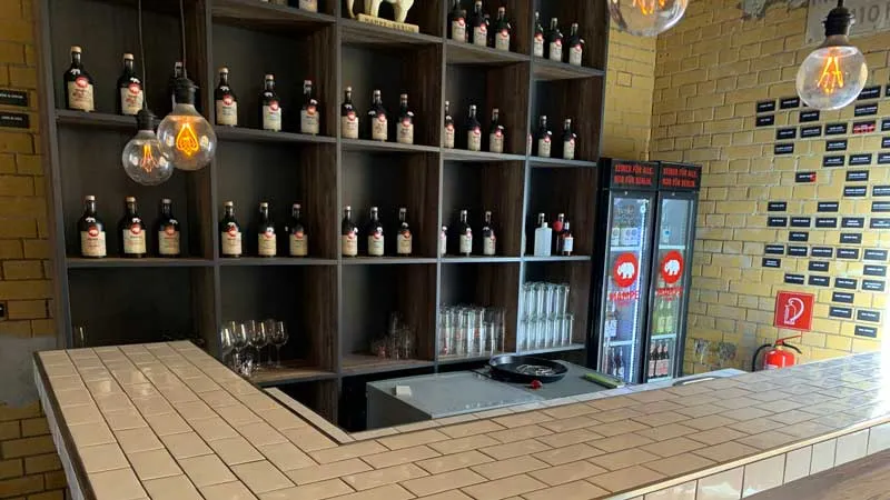 Bar von Mampe Spirituosen in Berlin mit gefliestem Tresen