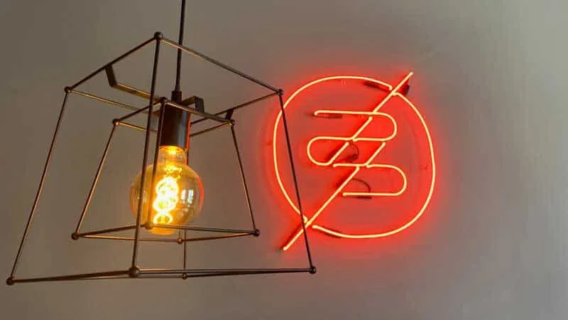 Gastraum des Ramen-Restaurants Buya in Potsdam mit warm gestalteten Wandflächen